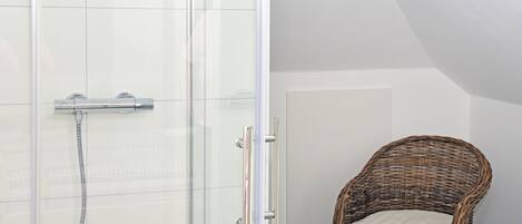 Double Room, City View | Bathroom amenities | Shower, free toiletries, hair dryer, towels
