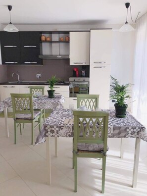 Full-sized fridge, oven, stovetop, dishwasher