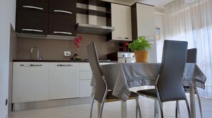 Full-size fridge, oven, stovetop, dishwasher - Residenza Il Cacao (Perugia)