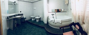 Deluxe-Doppelzimmer, Whirlpool | Badezimmer | Kostenlose Toilettenartikel, Haartrockner, Bidet