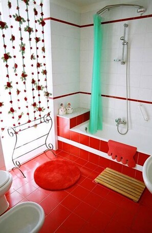 Deluxe Double Room with Balcony and Shared Bathroom | Bathroom | Shower, free toiletries - 5 Balconi (Catania)