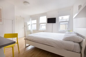 Muebles diferentes, escritorio y tabla de planchar con plancha 