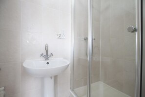 Habitación doble estándar, baño compartido | Baño | Regadera, amenidades de baño gratuitas, secadora de cabello, toallas