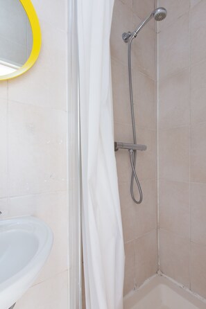 Shower, free toiletries, hair dryer, towels - Wimbledon South by Allô Housing (London)