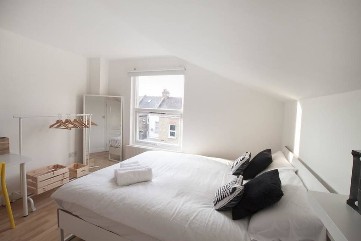 Chambre Standard double, salle de bains commune | Bureau, fer et planche à repasser, accès au Wi-Fi (inclus)