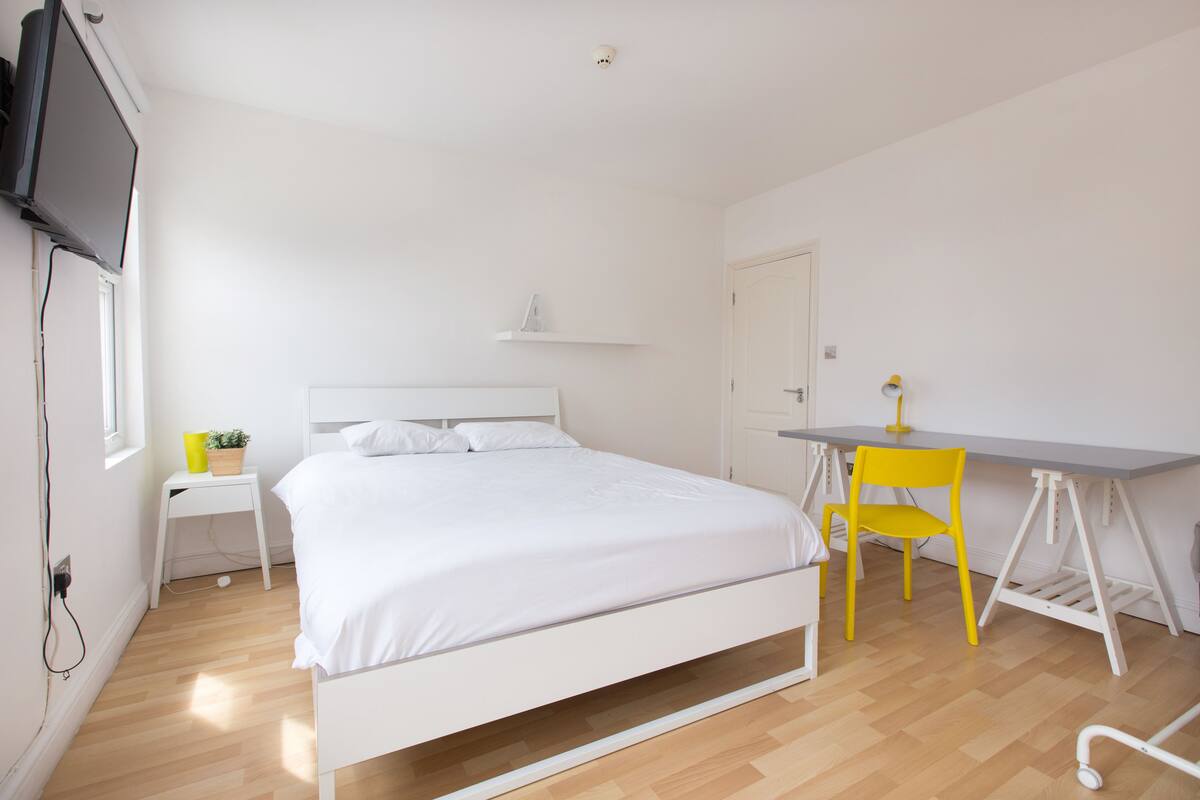 Chambre double, salle de bain privée | Bureau, fer et planche à repasser, accès au Wi-Fi (inclus)