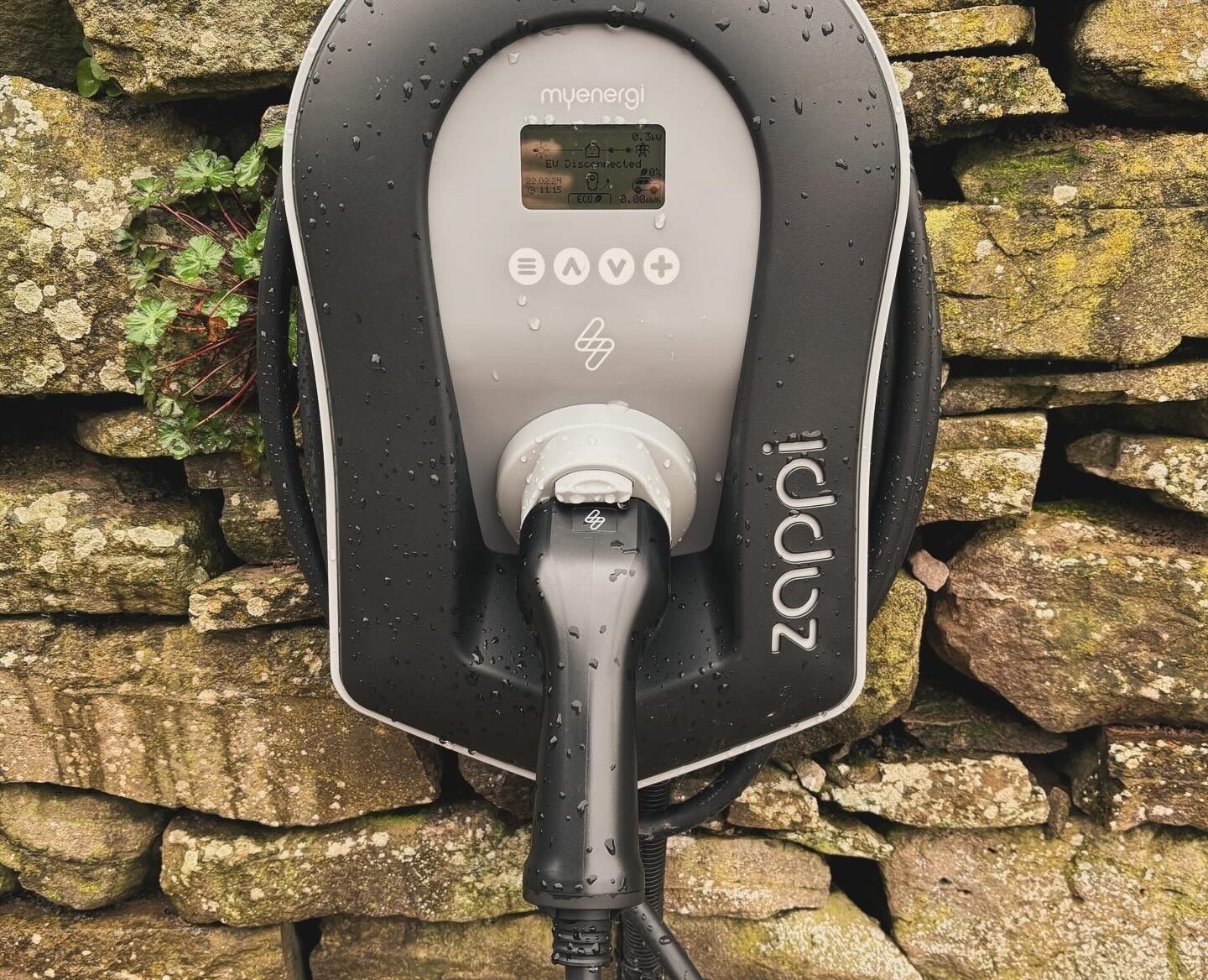 Eine myenergi EV-Ladestation mit digitalem Display, verbunden mit einem Kabel.