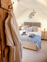 高档床上用品、熨斗/熨衣板、免费 WiFi、床单