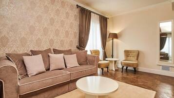Junior Suite (Villa Romantica) | Minibar, in-room safe, desk, soundproofing