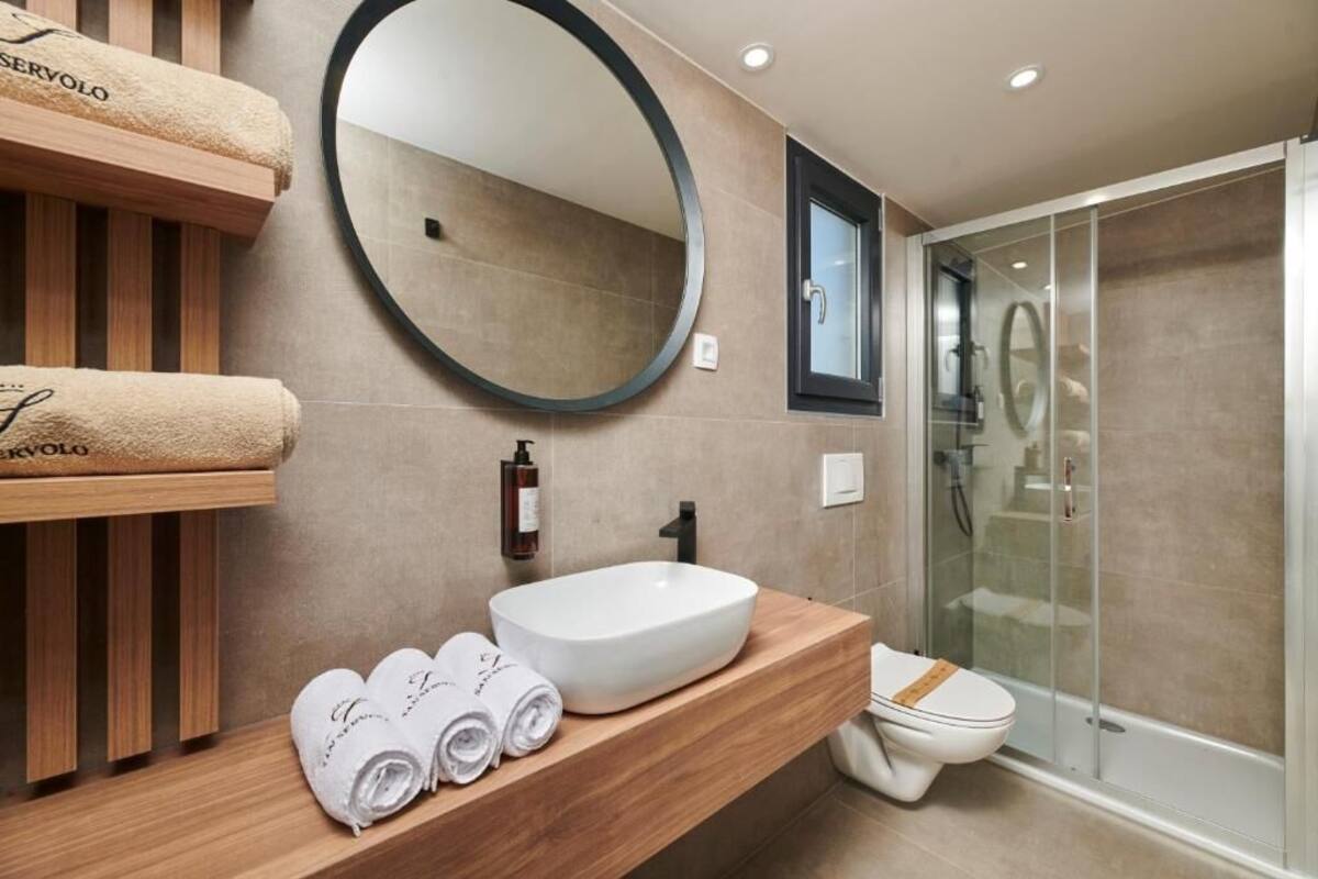 shower, free toiletries, hair dryer, bathrobes