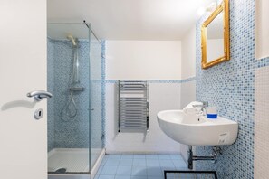 Habitación Deluxe doble (Private External Bathroom) | Baño | Ducha, bidé y toallas