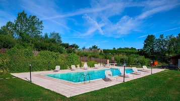 Una piscina al aire libre de temporada