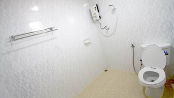 Shower, free toiletries, towels