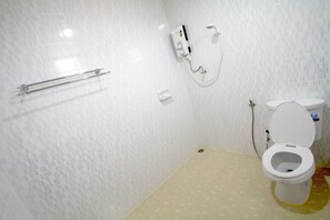 Regadera, amenidades de baño gratuitas, toallas 