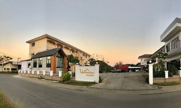 A hotel entrance with a sign reading "Worachat".