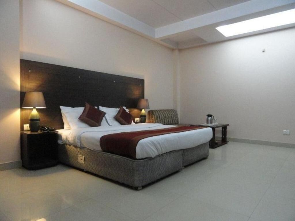 Desk, rollaway beds, free WiFi