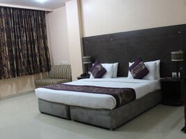 Desk, rollaway beds, free WiFi