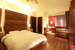 Habitación triple, balcón | Edredón, escritorio, insonorización y wifi gratis