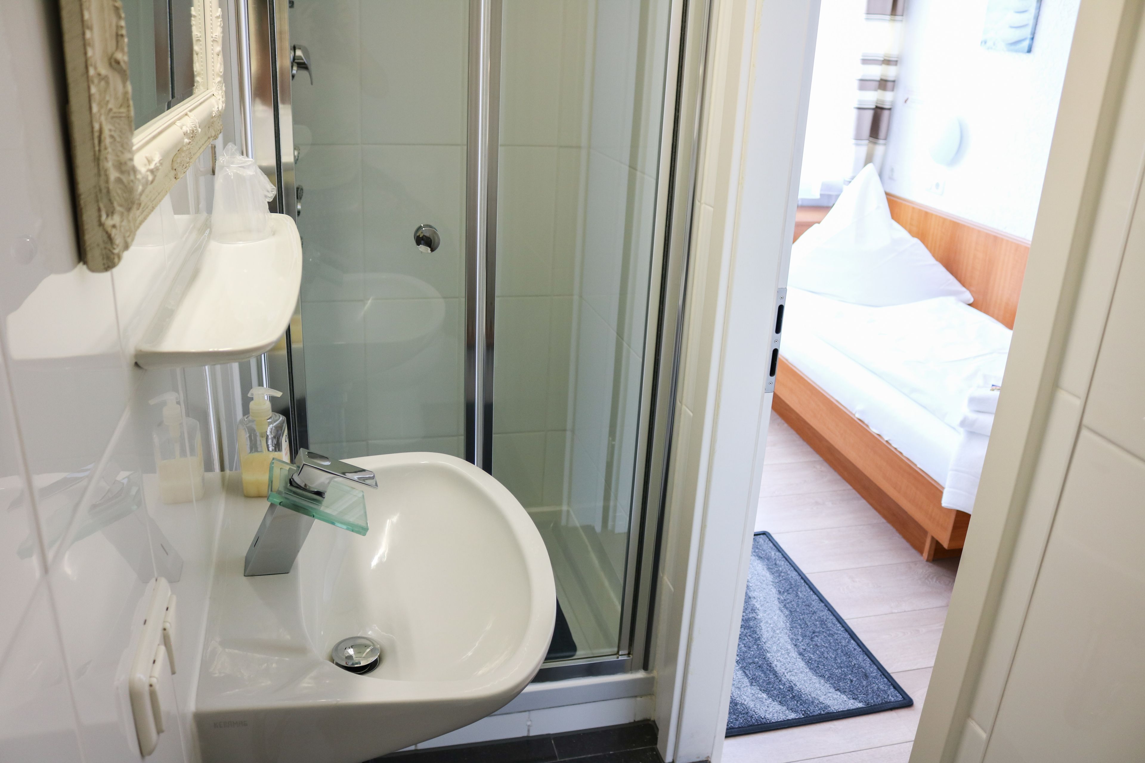 Kamar Single Standar | Kamar mandi | Shower, pancuran hujan, perlengkapan mandi gratis, dan handuk