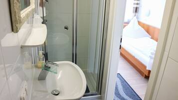 Kamar Single Standar | Kamar mandi | Shower, pancuran hujan, perlengkapan mandi gratis, dan handuk