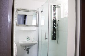 Camera doppia | Bagno | Doccia, soffione a pioggia, set di cortesia gratuito, asciugamani
