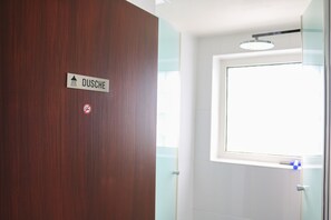Chambre Simple, salle de bains commune | Salle de bain | Douche, douche à « effet pluie », articles de toilette gratuits