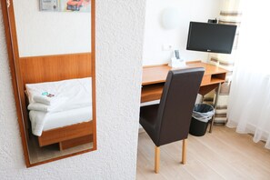 Quarto solteiro standard | Escrivaninha, quartos à prova de som, ferros/tábuas de passar roupa