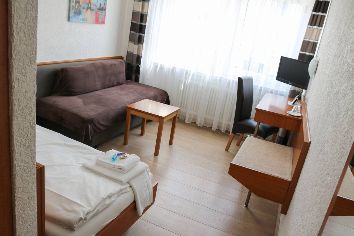 Bureau, chambres insonorisées, fer et planche à repasser