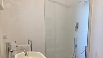 Dusche, Haartrockner, Bademäntel, Bidet