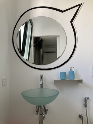 Chambre double ou avec lits jumeaux | Salle de bain | Douche, séchoir à cheveux, peignoirs, bidet