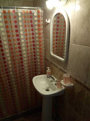 Departamento, 1 habitación, para no fumadores, baño privado | Baño | Regadera