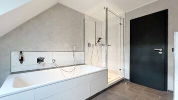 Dusche, Haartrockner, Handtücher, Seife