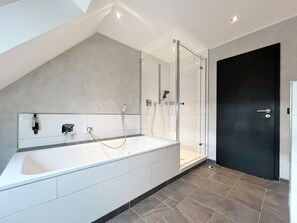 Een douche, een haardroger, handdoeken, zeep