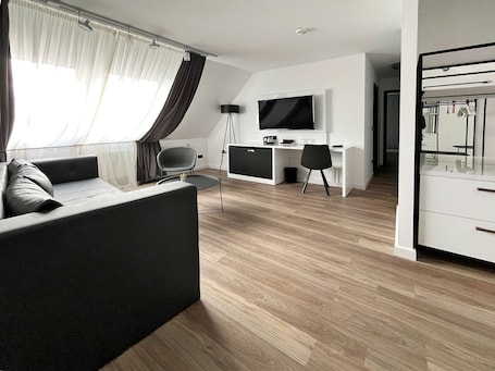 Free minibar, in-room safe, desk, free WiFi