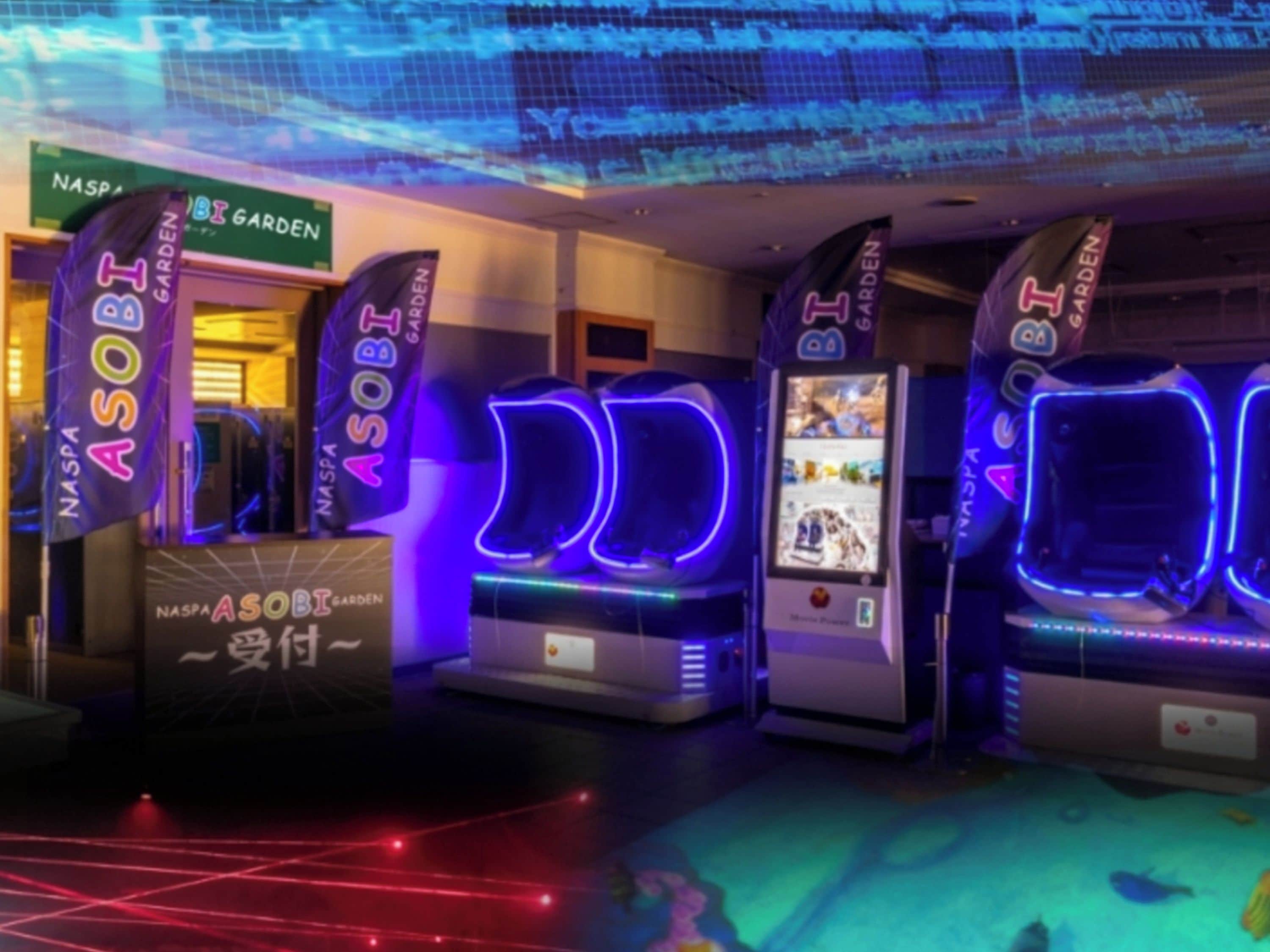 Una sala de juegos con máquinas iluminadas con neón y pancartas de ASOBT GARDEN.