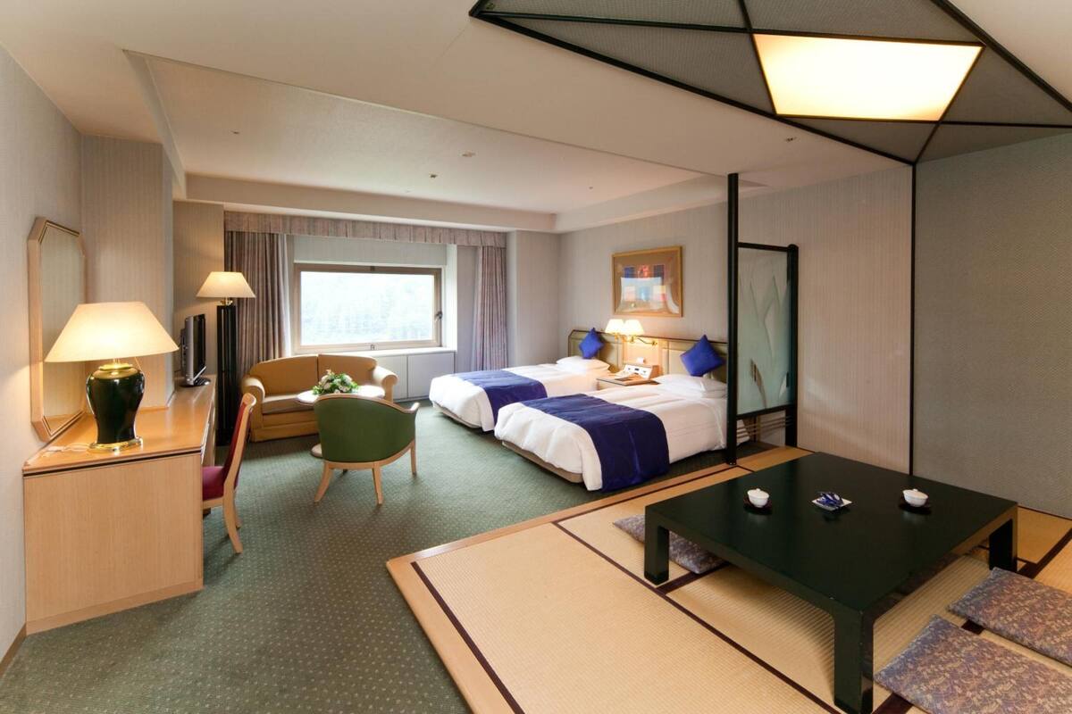 2 bedrooms, in-room safe, desk, free wifi