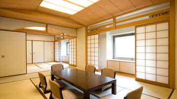 Traditionele kamer (Japanese-style, For 9 Guests) | Een kluis op de kamer, een bureau, gratis wifi