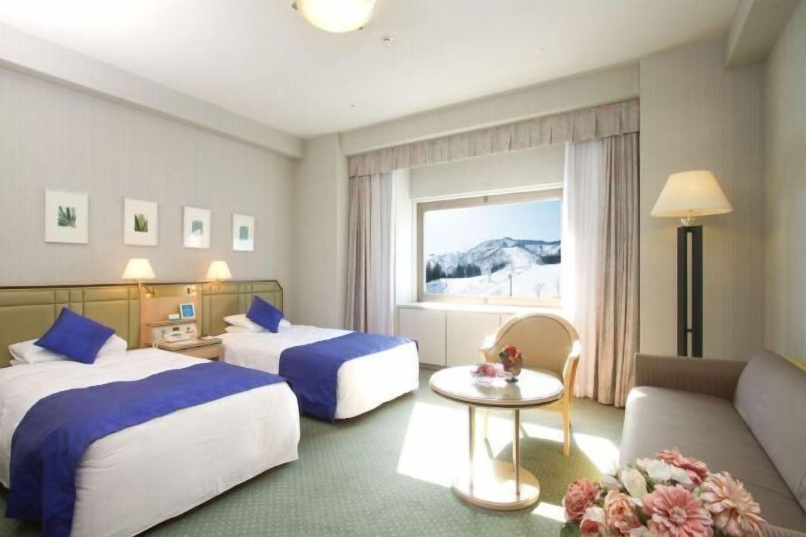 In-room safe, desk, free WiFi