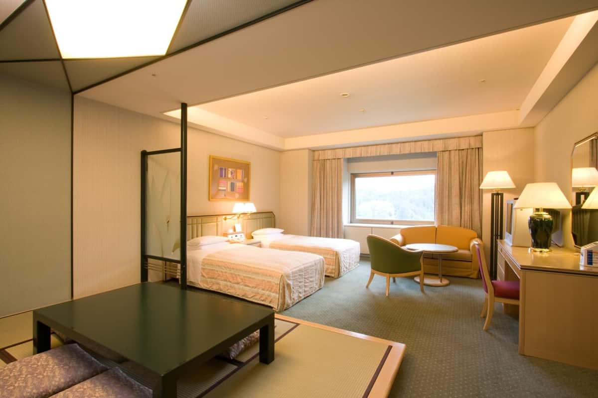 2 bedrooms, in-room safe, desk, free wifi