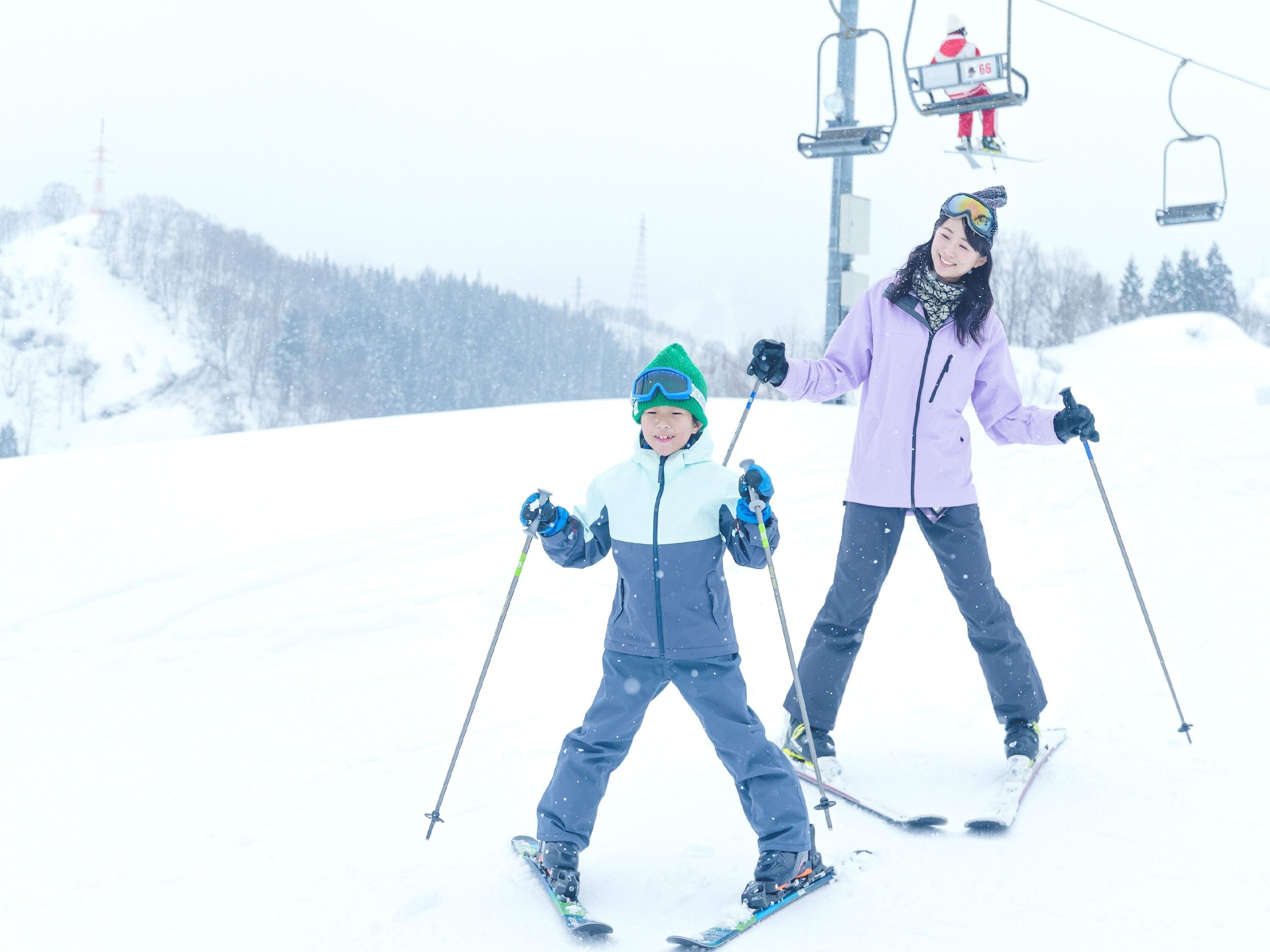 Une piste de ski enneigée, avec un télésiège en arrière-plan.