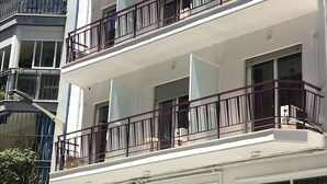 Un hôtel à plusieurs étages, doté de balcons, de grandes fenêtres et d’une enseigne indiquant qu’il s’agit d’un hôtel de charme.