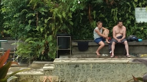 Une piscine avec des personnes dans l’eau et au bord.