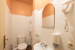 ห้องจูเนียร์สวีท, อ่า�งน้ำวน | ห้องน้ำ | ของใช้ในห้องน้ำฟรี, ไดร์เป่าผม, รองเท้าสวมภายในห้อง, ผ้าเช็ดตัว