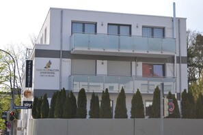 Exterior - Sahara Falcon (Munich)