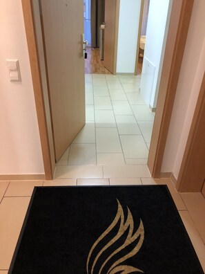 In-room safe, individually furnished, blackout drapes, soundproofing - Sahara Falcon (Munich)