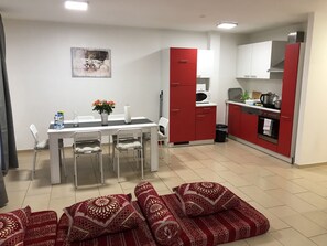 In-room dining - Sahara Falcon (Munich)