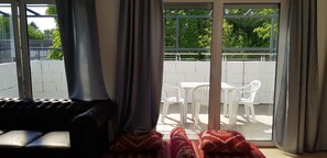 Apartment, 2 Bedrooms, Non Smoking (Nr. 5) | Living area | Smart TV - Sahara Falcon (Munich)