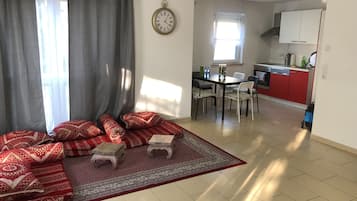 Apartamento, 3 habitaciones | Zona de estar | Una Smart TV