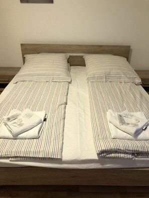 In-room safe, individually furnished, blackout drapes, soundproofing - Sahara Falcon (Munich)