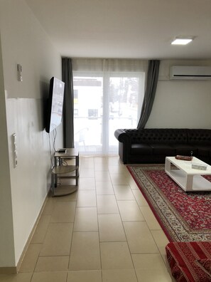 Caja de seguridad en la habitación y muebles diferentes 
